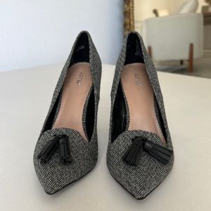 APT.9 Gray pumps in textile. Size 6z come with tassel details.
